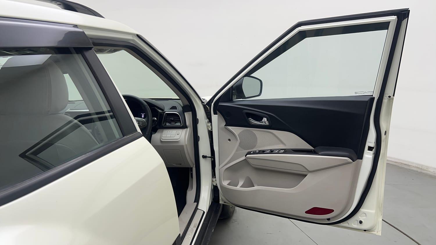 Used 2022 Mahindra XUV 300 W8 (O) 1.2 Petrol AMT Petrol Automatic interior RIGHT FRONT DOOR OPEN VIEW