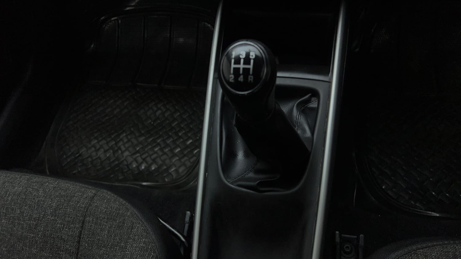 Used 2018 Maruti Suzuki Baleno Delta 1.2 Petrol Manual interior GEAR  KNOB VIEW