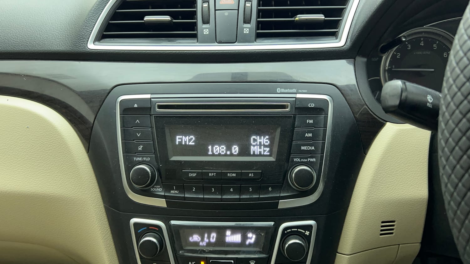 Used 2016 Maruti Suzuki Ciaz ZXi Petrol Manual top_features Integrated (in-dash) music system