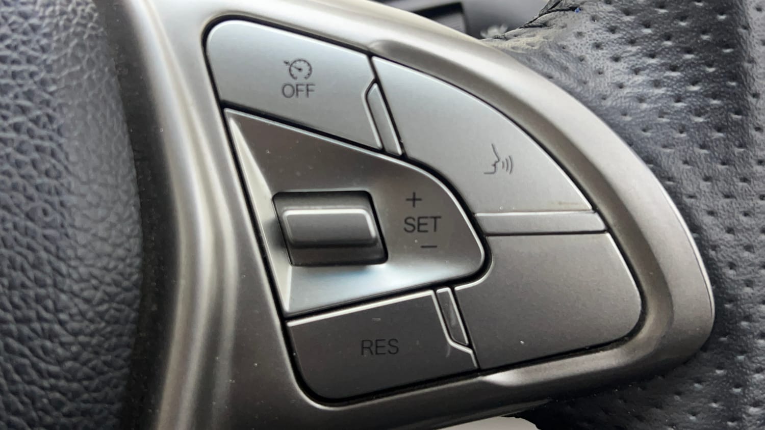 Used 2022 Mahindra XUV 300 W8 (O) 1.2 Petrol AMT Petrol Automatic top_features Cruise control