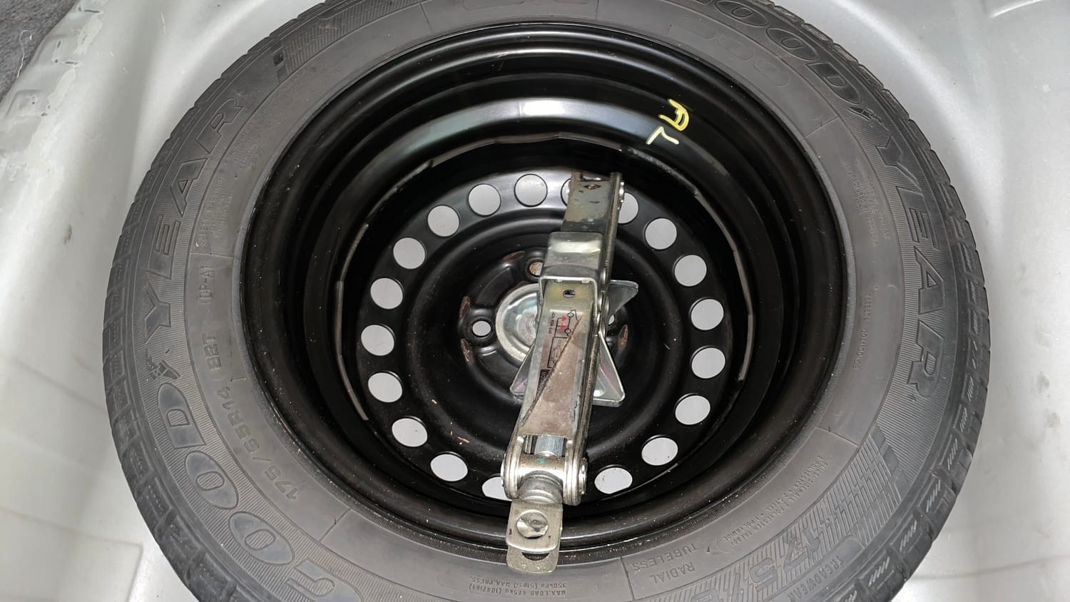 Used 2014 Honda Amaze 1.2 S AT i-VTEC Petrol Automatic tyres SPARE TYRE VIEW