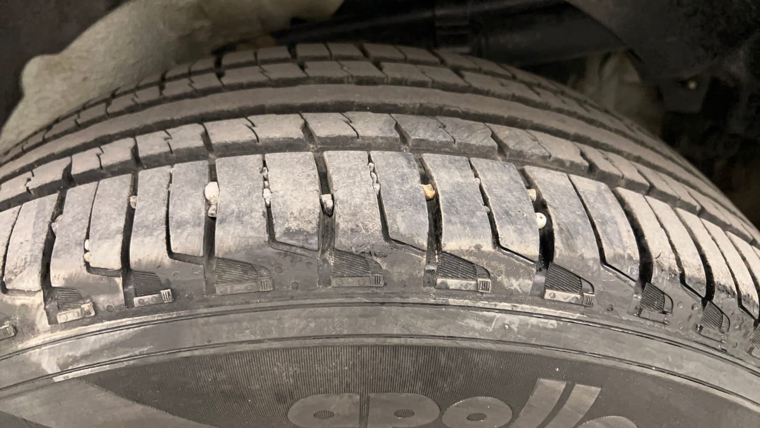 Used 2018 Mahindra XUV500 W11 Diesel Manual tyres LEFT REAR TYRE TREAD VIEW