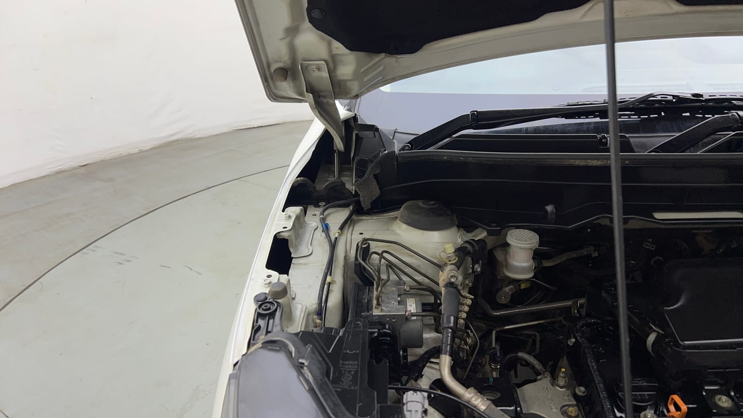 Used 2022 Maruti Suzuki Brezza VXi Petrol Manual engine ENGINE RIGHT SIDE HINGE & APRON VIEW
