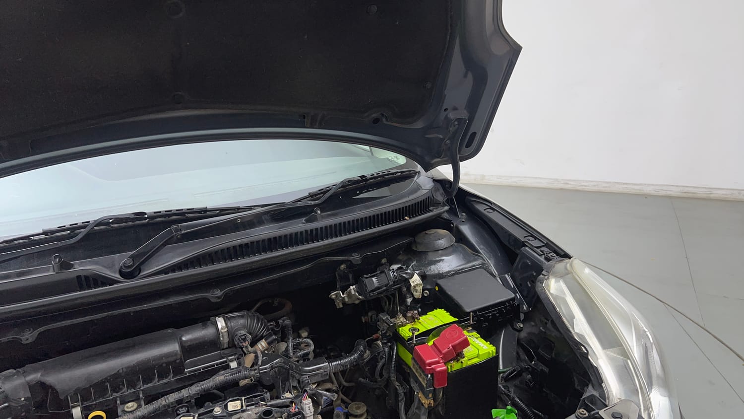 Used 2021 Maruti Suzuki Baleno Sigma Petrol Manual engine ENGINE LEFT SIDE HINGE & APRON VIEW