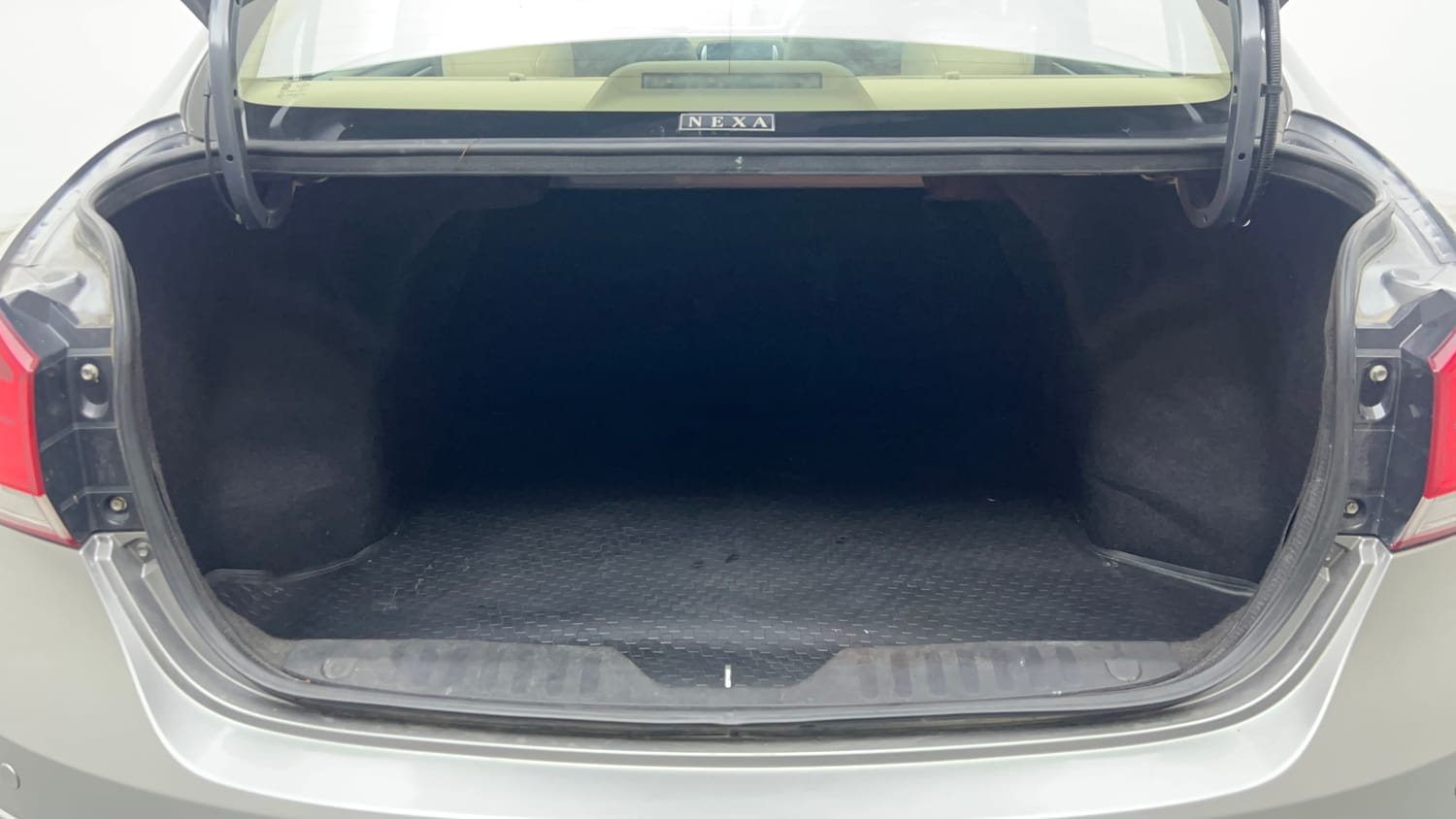 Used 2018 Maruti Suzuki Ciaz Alpha Hybrid 1.5 AT Petrol Automatic interior DICKY INSIDE VIEW
