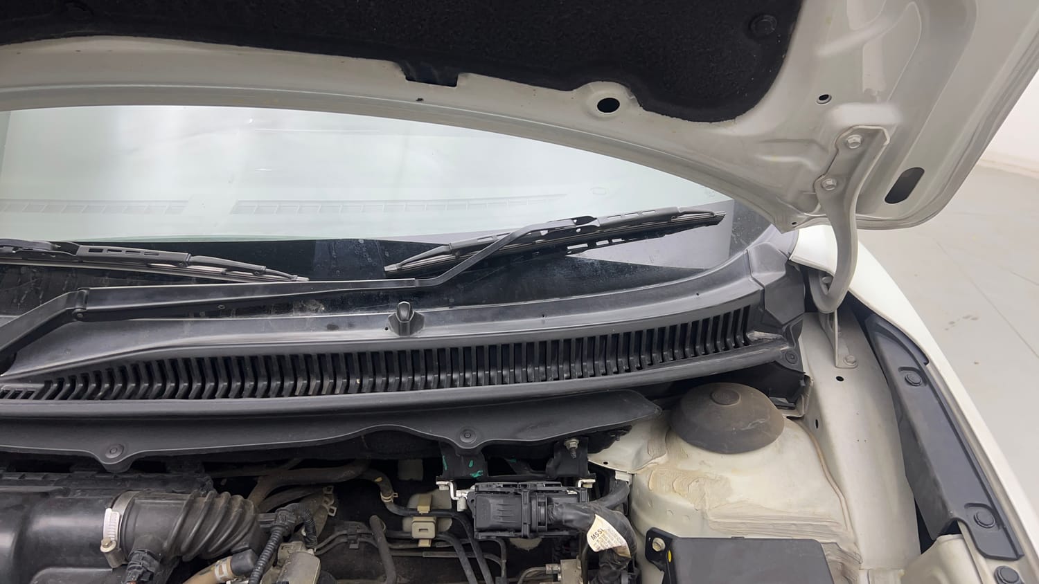 Used 2021 Maruti Suzuki Baleno Delta Petrol Manual engine ENGINE LEFT SIDE HINGE & APRON VIEW
