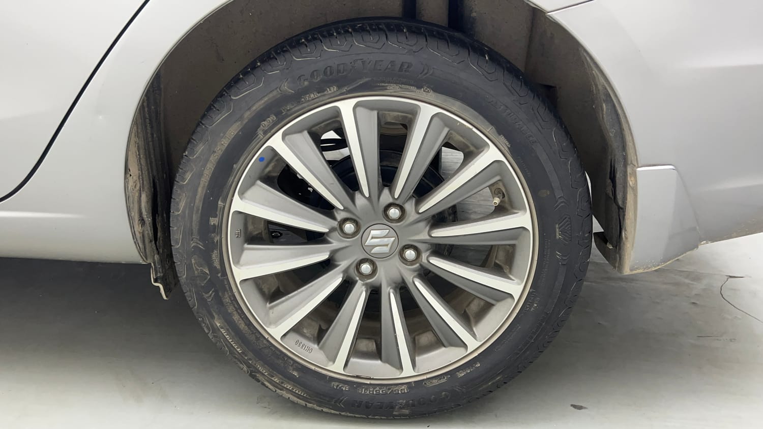 Used 2018 Maruti Suzuki Ciaz Alpha Hybrid 1.5 AT Petrol Automatic tyres LEFT REAR TYRE RIM VIEW