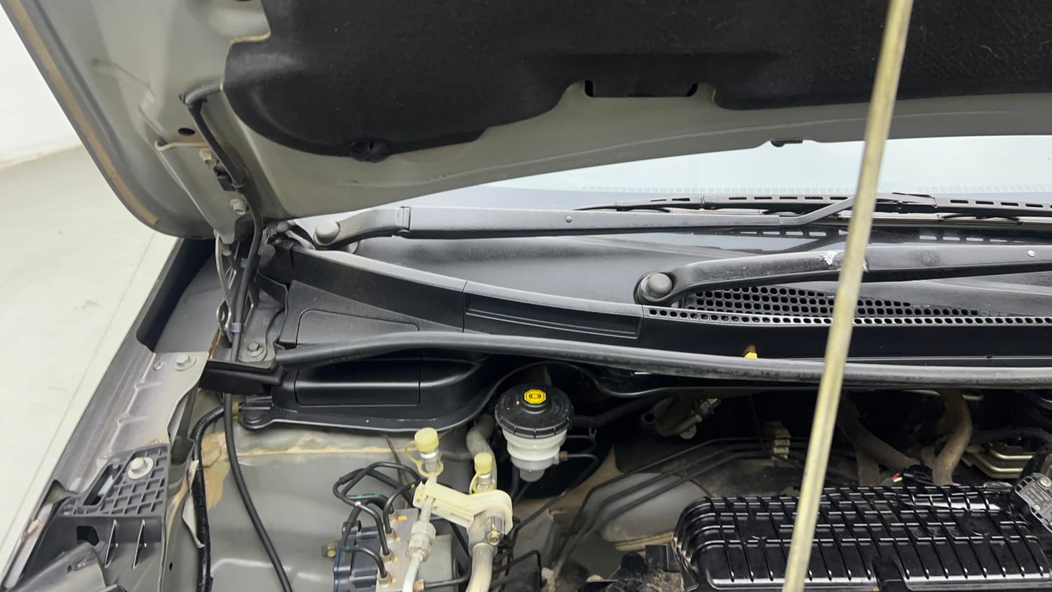 Used 2018 Honda WR-V VX MT Petrol Petrol Manual engine ENGINE RIGHT SIDE HINGE & APRON VIEW