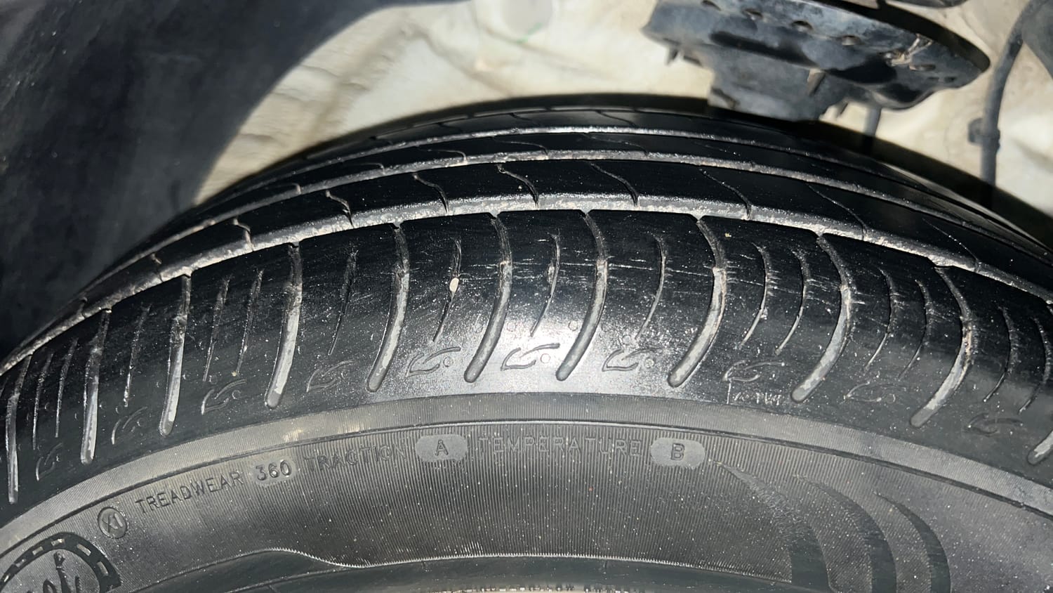 Used 2023 Mahindra XUV 300 W8 1.2 Petrol Petrol Manual tyres RIGHT FRONT TYRE TREAD VIEW