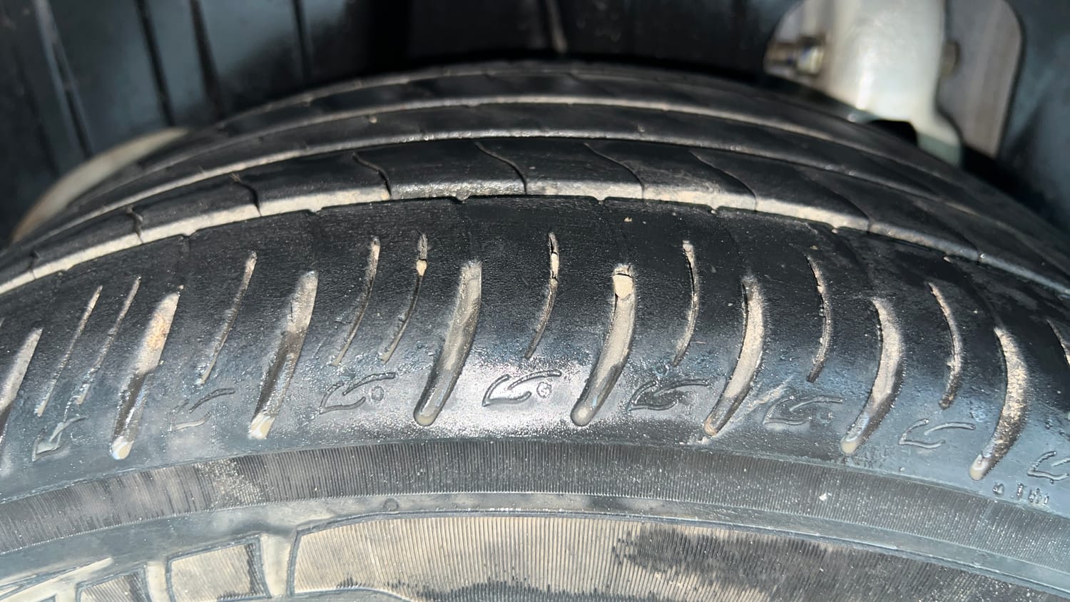 Used 2022 Mahindra XUV 300 W8 (O) 1.2 Petrol AMT Petrol Automatic tyres RIGHT REAR TYRE TREAD VIEW