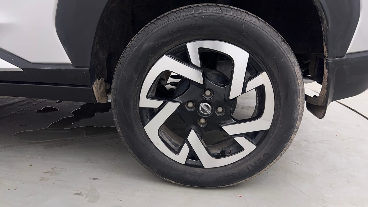 Used 2023 Nissan Magnite XV Petrol Manual tyres LEFT REAR TYRE RIM VIEW