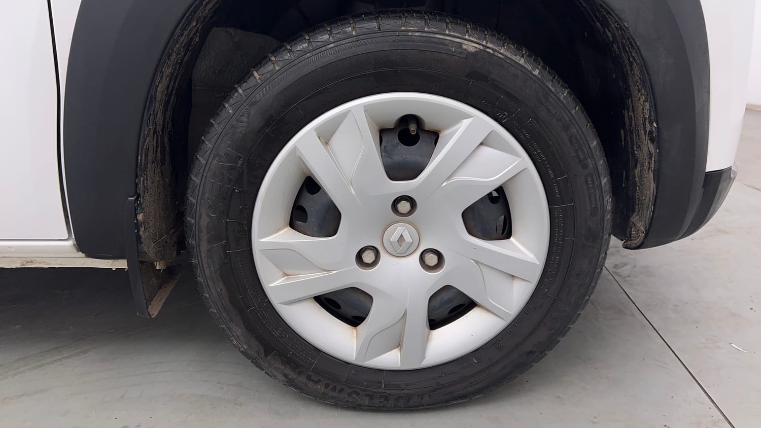 Used 2024 Renault Kwid RXT 1.0 AMT Petrol Automatic tyres RIGHT FRONT TYRE RIM VIEW