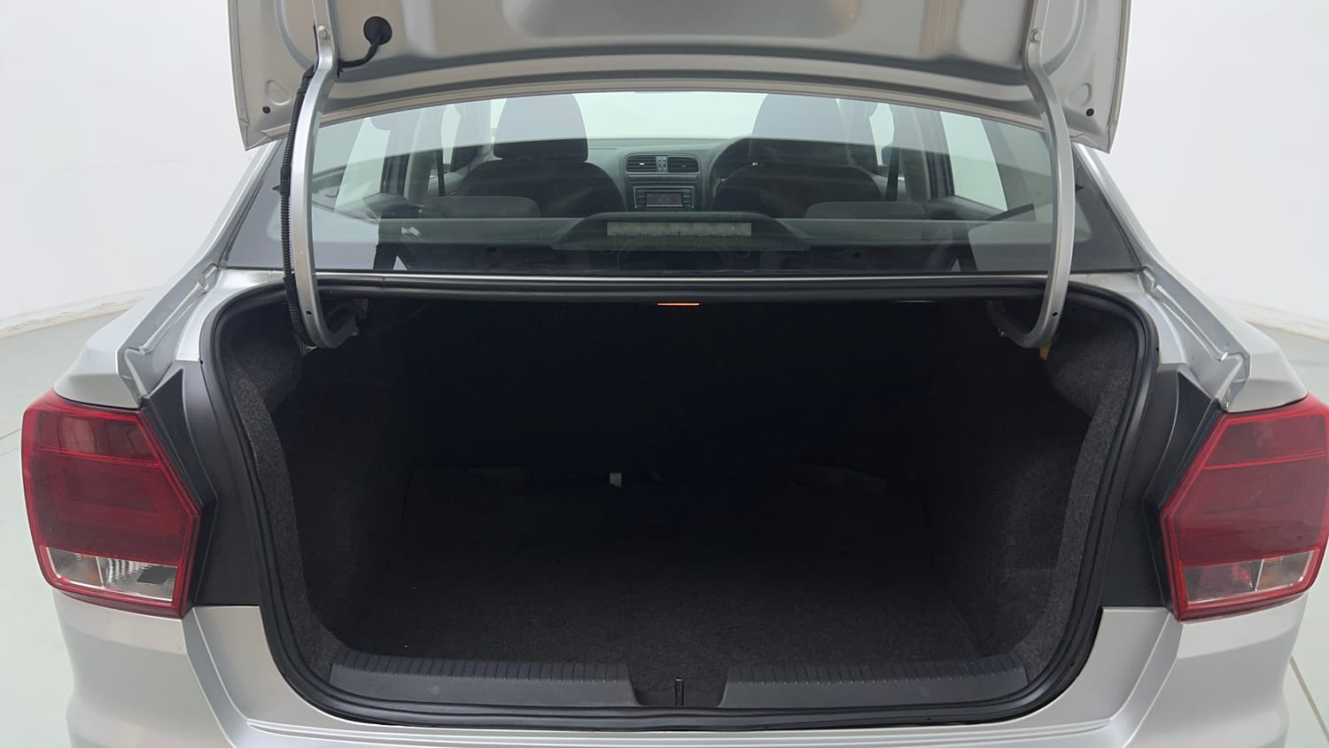 Used 2018 Volkswagen Ameo Trendline 1.0L (P) Petrol Manual interior DICKY INSIDE VIEW