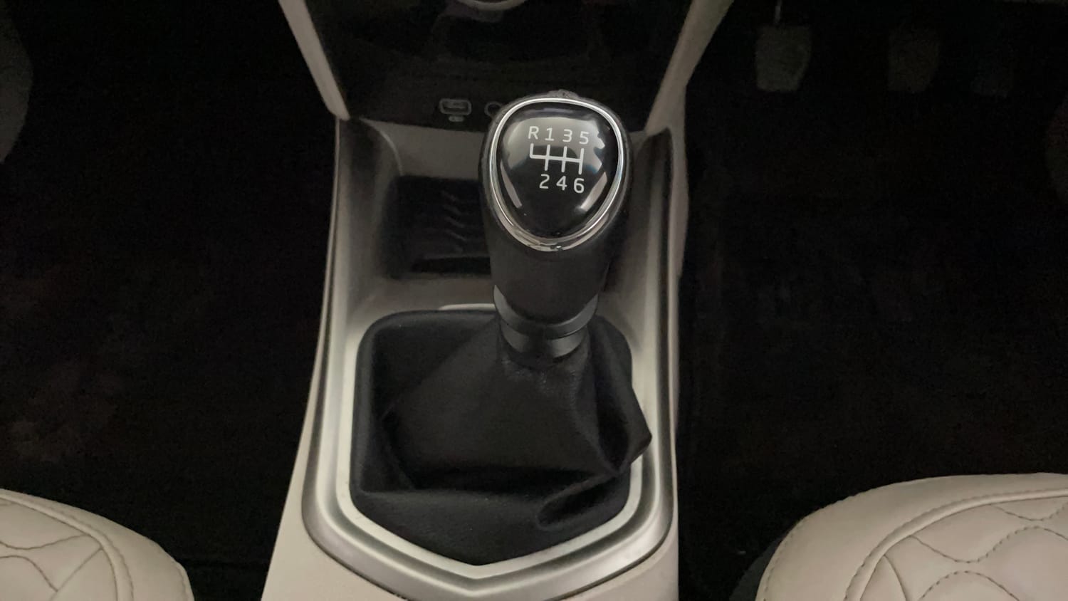 Used 2021 Mahindra XUV 300 W8 1.2 Petrol Petrol Manual interior GEAR  KNOB VIEW