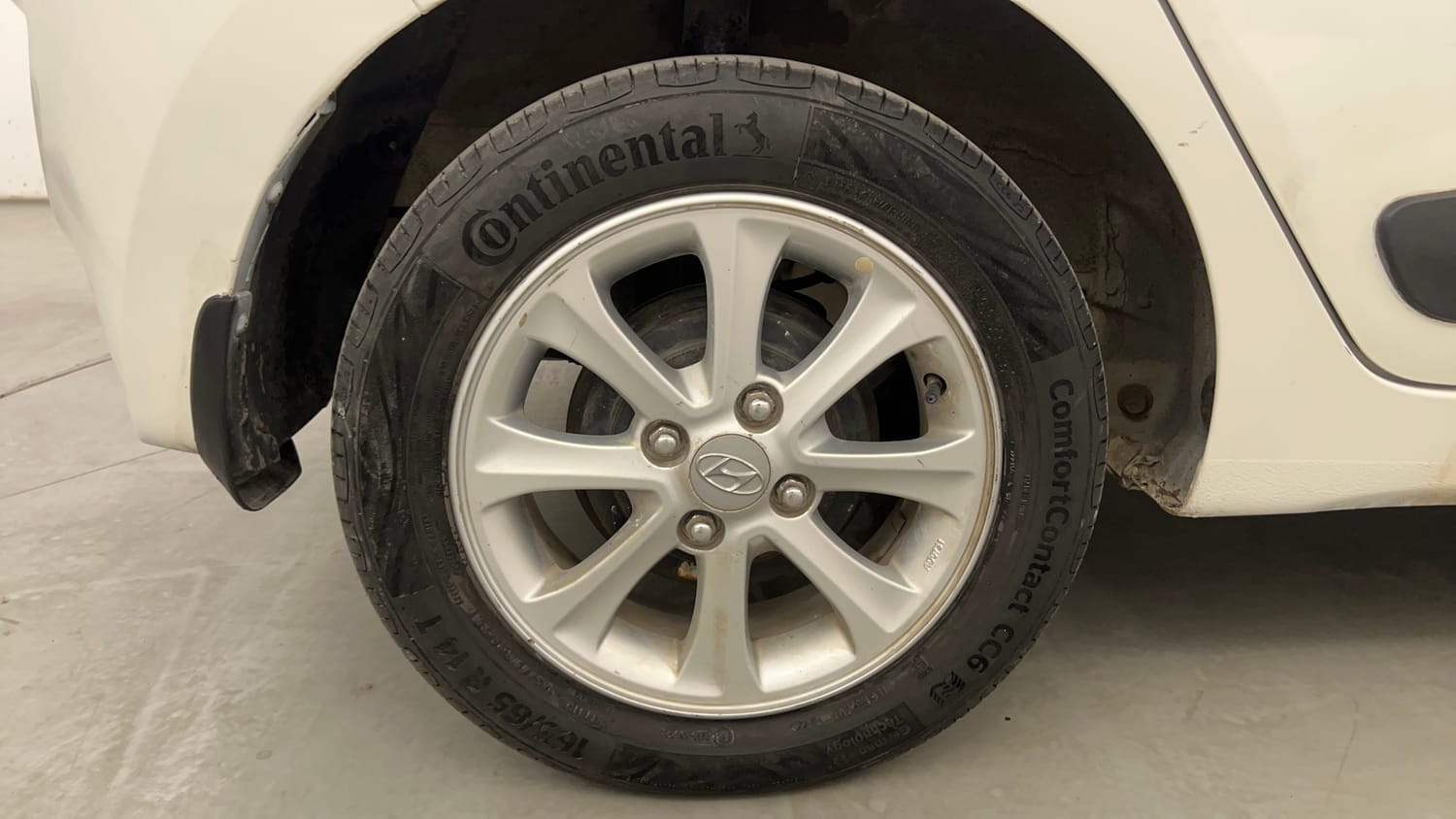 Used 2014 Hyundai Grand i10 Asta AT 1.2 Kappa VTVT Petrol Automatic tyres RIGHT REAR TYRE RIM VIEW