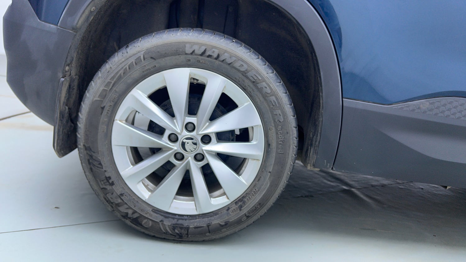 Used 2025 Skoda Kylaq Signature Plus 1.0 TSI MT (Lava Blue) Petrol Manual tyres RIGHT REAR TYRE RIM VIEW