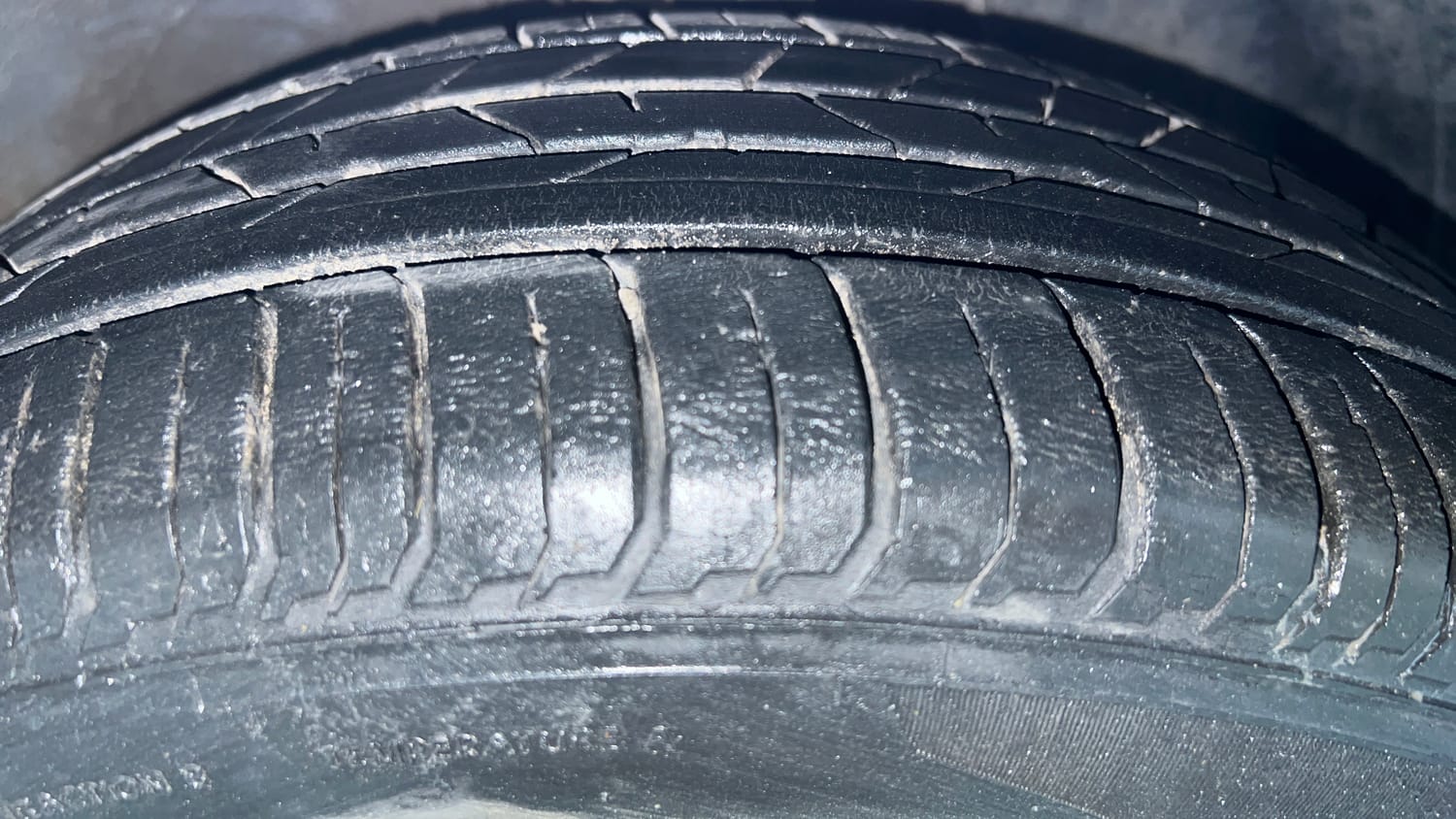 Used 2023 Hyundai i20 Asta (O) 1.2 IVT Petrol Automatic tyres RIGHT FRONT TYRE TREAD VIEW