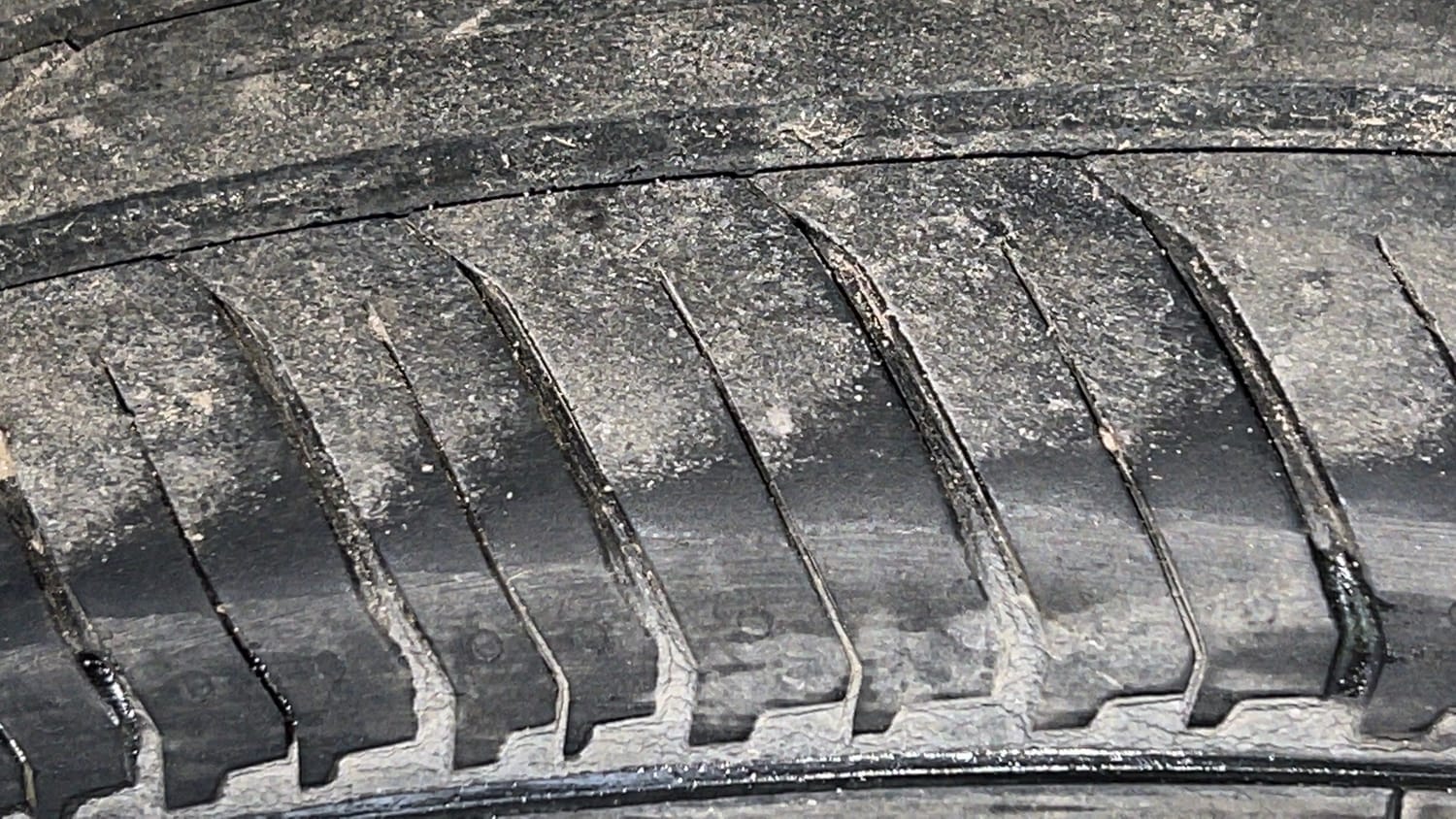 Used 2023 Nissan Magnite XV Petrol Manual tyres LEFT REAR TYRE TREAD VIEW