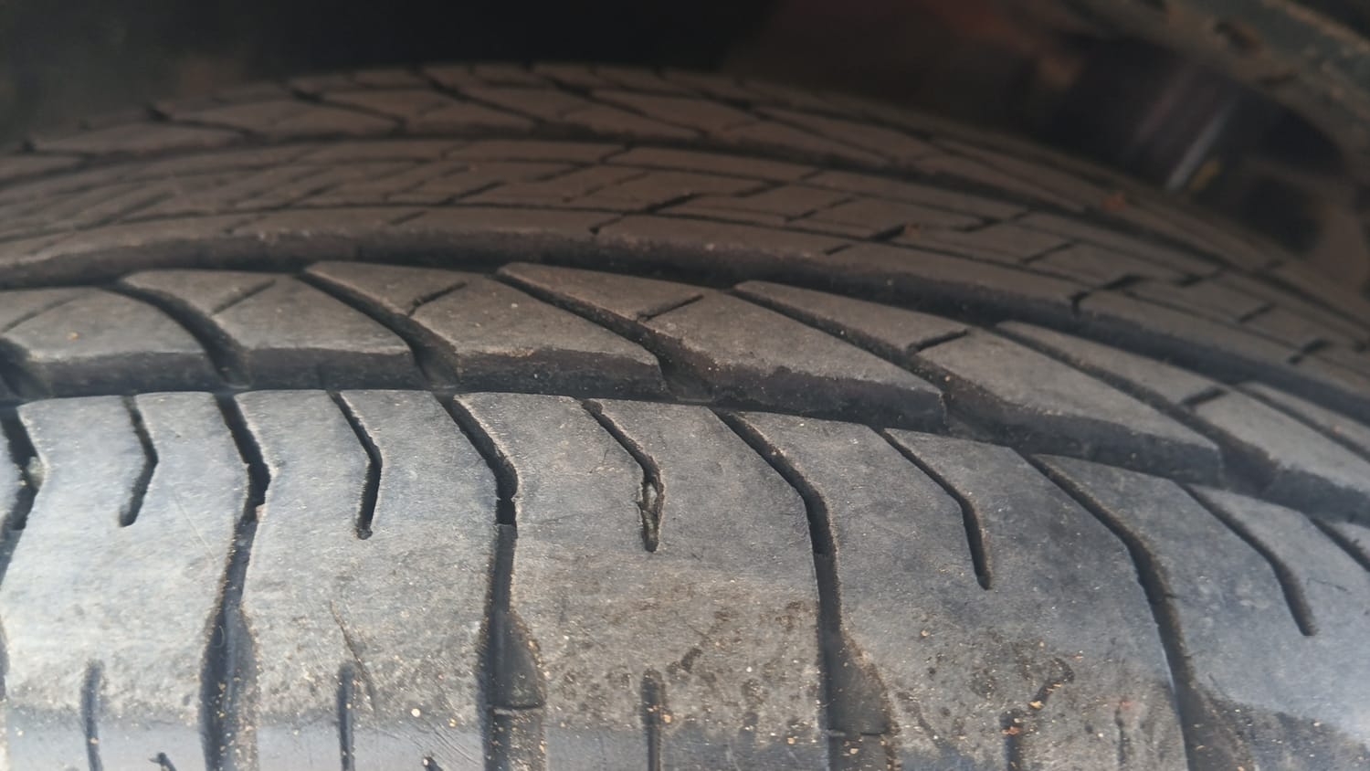 Used 2025 Mahindra XUV700 AX7 Luxury Pack Petrol AT 7 STR Petrol Automatic tyres LEFT FRONT TYRE TREAD VIEW
