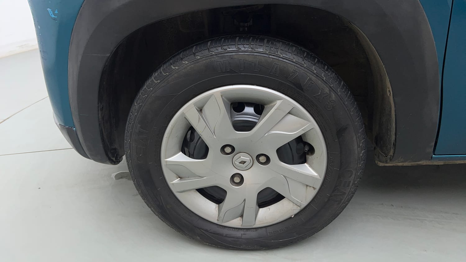 Used 2021 Renault Kwid RXT 1.0 AMT (O) Petrol Automatic tyres LEFT FRONT TYRE RIM VIEW