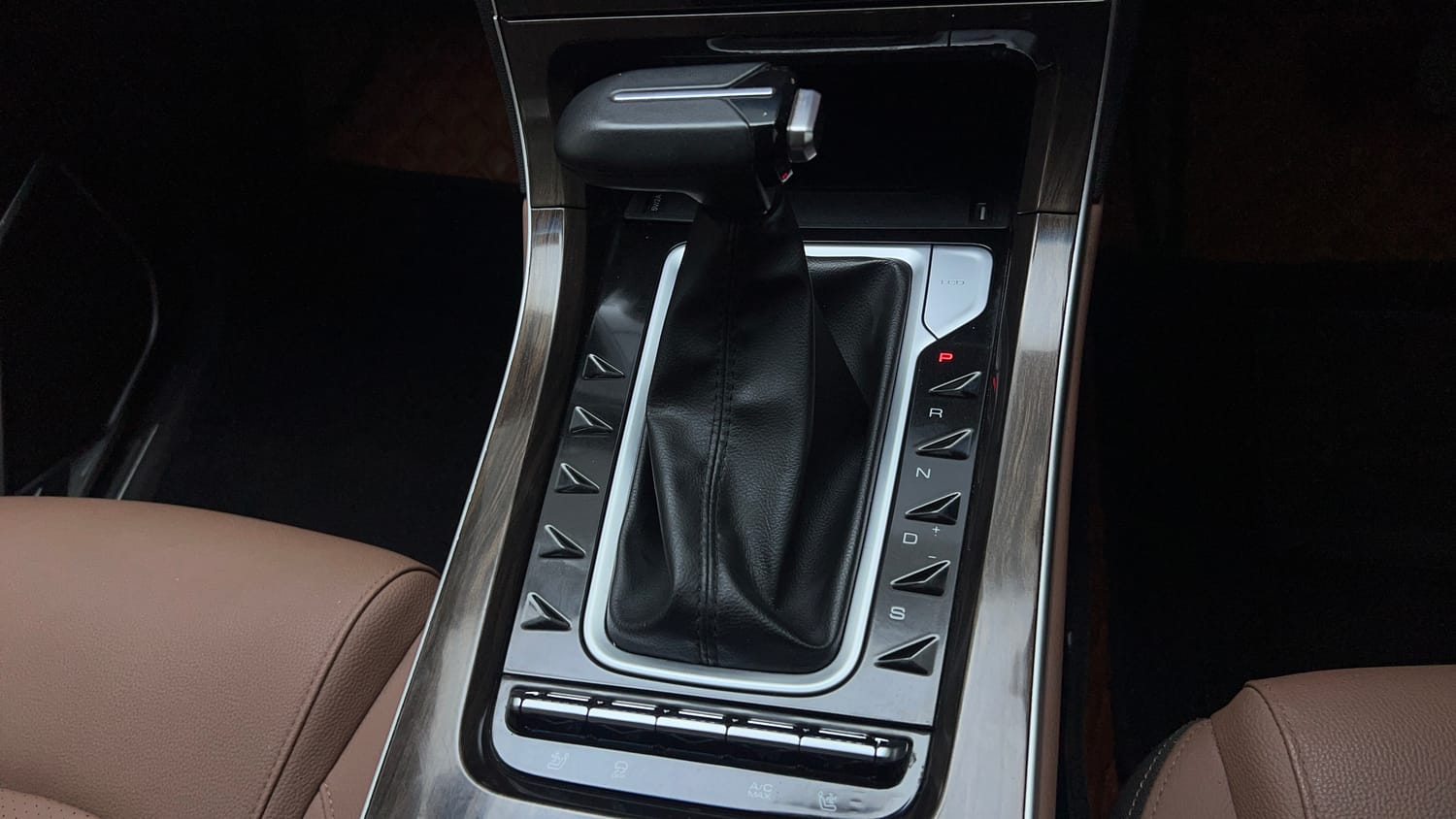 Used 2023 MG Motors Hector Plus Savvy Pro 1.5 Turbo Petrol CVT 6 STR Petrol Automatic interior GEAR  KNOB VIEW