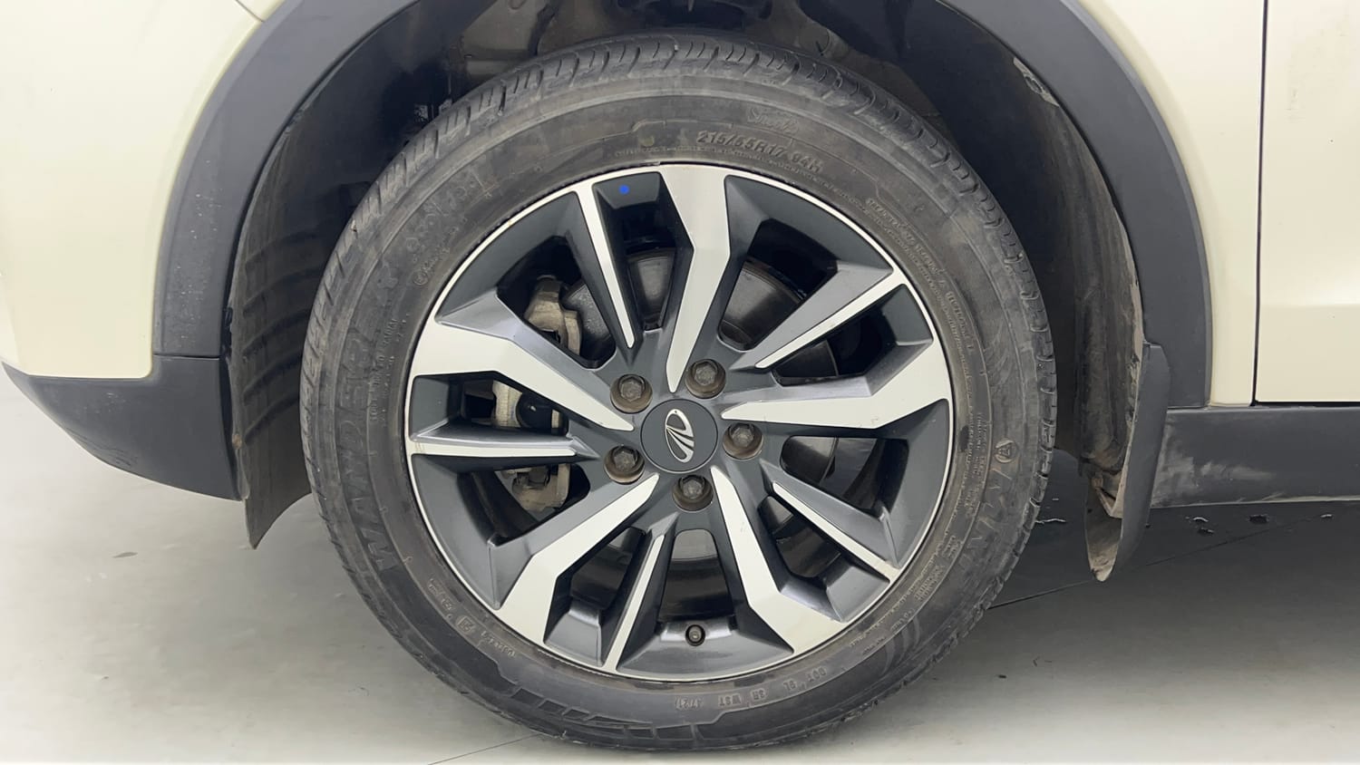 Used 2022 Mahindra XUV 300 W8 (O) 1.2 Petrol AMT Petrol Automatic tyres LEFT FRONT TYRE RIM VIEW