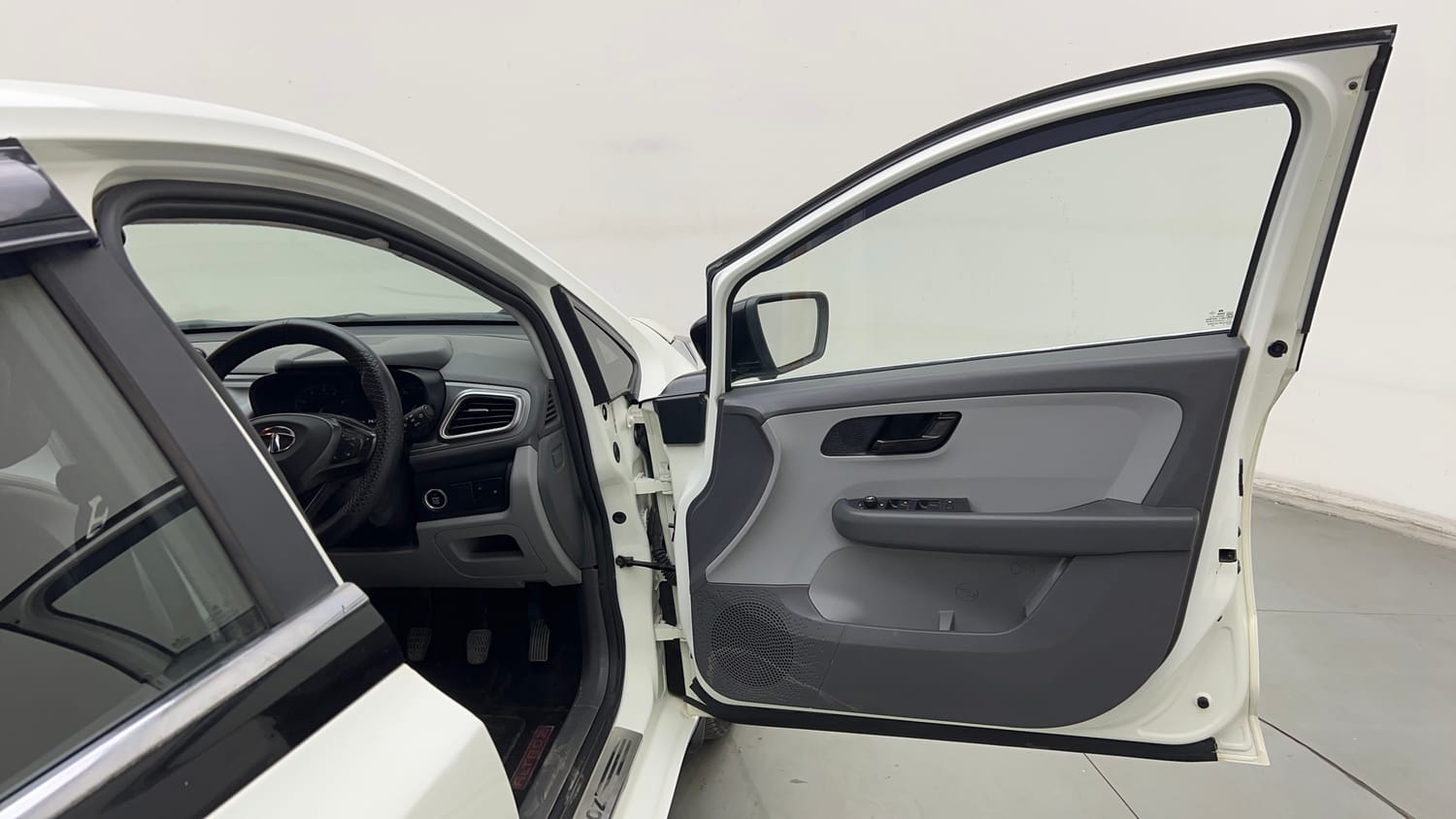 Used 2020 Tata Altroz XT Petrol Petrol Manual interior RIGHT FRONT DOOR OPEN VIEW