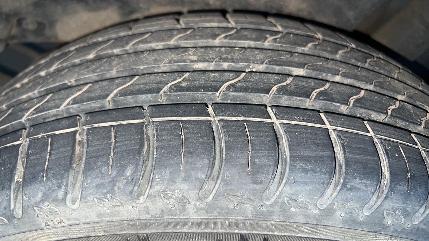 Used 2025 Skoda Kylaq Signature Plus 1.0 TSI MT (Lava Blue) Petrol Manual tyres LEFT REAR TYRE TREAD VIEW