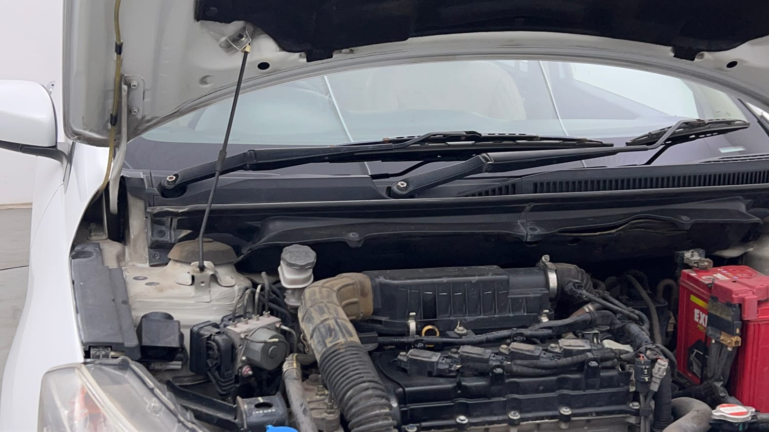 Used 2019 Maruti Suzuki Ciaz Delta Hybrid 1.5 Petrol Manual engine ENGINE RIGHT SIDE HINGE & APRON VIEW