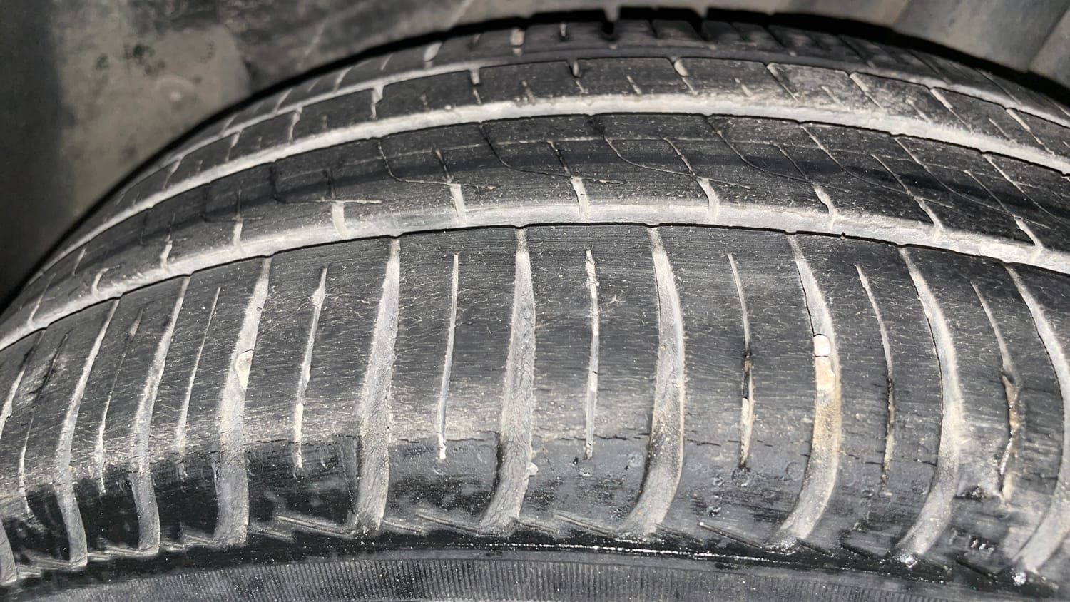 Used 2014 Volkswagen Polo Comfortline 1.2L (D) Diesel Manual tyres LEFT REAR TYRE TREAD VIEW