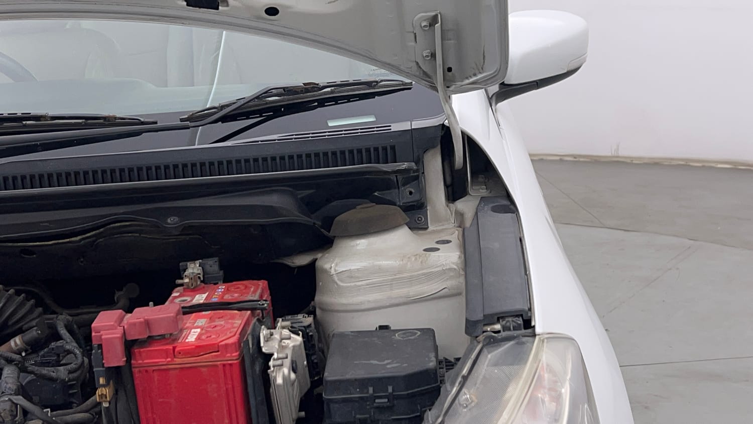 Used 2019 Maruti Suzuki Ciaz Delta Hybrid 1.5 Petrol Manual engine ENGINE LEFT SIDE HINGE & APRON VIEW
