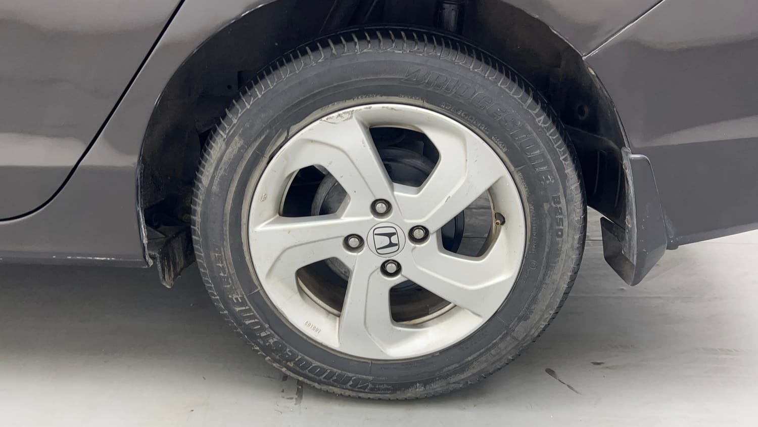 Used 2016 Honda City VX Petrol Manual tyres LEFT REAR TYRE RIM VIEW