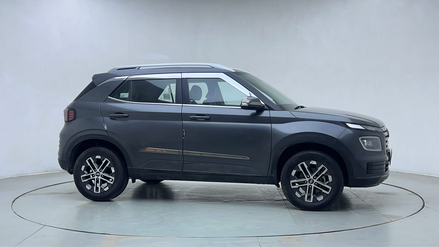 Used 2025 Hyundai Venue S (O) 1.2 Petrol Petrol Manual exterior RIGHT SIDE VIEW