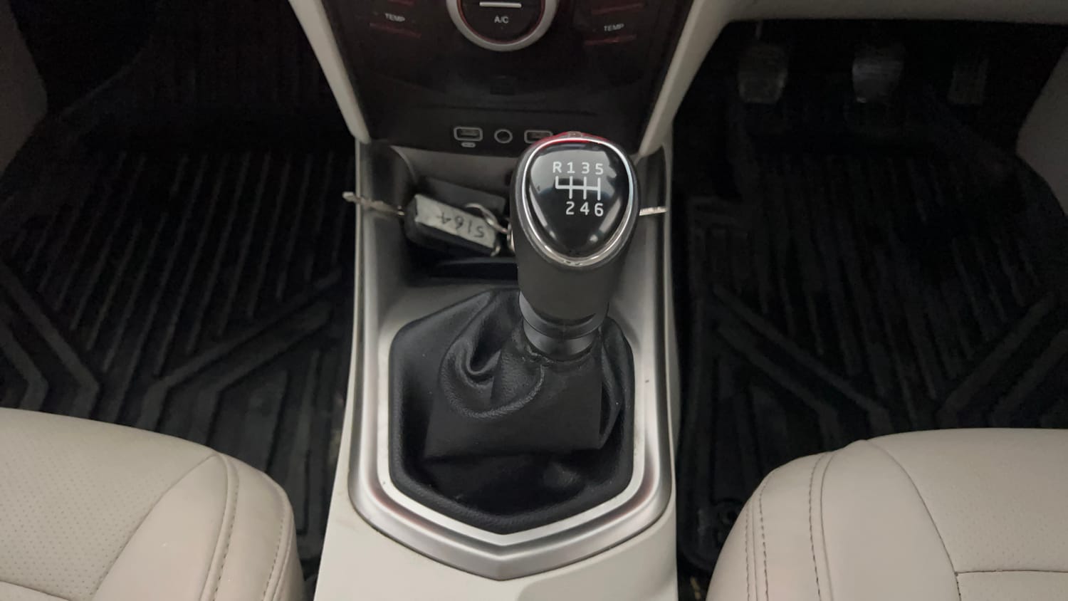 Used 2023 Mahindra XUV 300 W8 1.2 Petrol Petrol Manual interior GEAR  KNOB VIEW