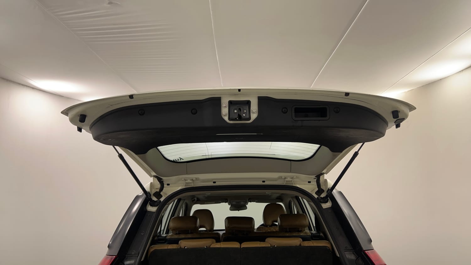 Used 2018 Mahindra XUV500 W11 Diesel Manual interior DICKY DOOR OPEN VIEW