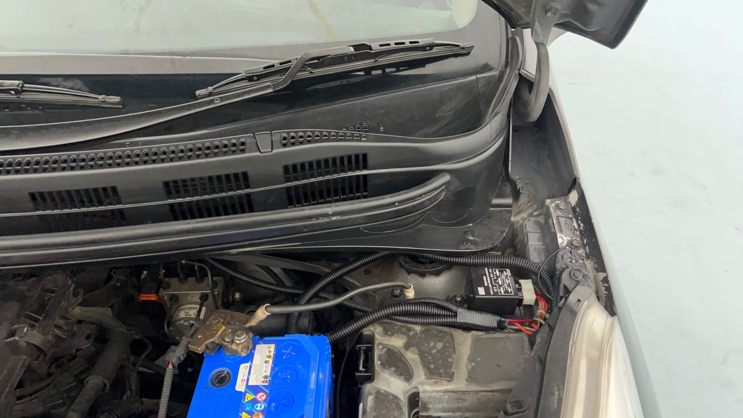 Used 2018 Hyundai Grand i10 Sportz 1.2 Kappa VTVT Petrol Manual engine ENGINE LEFT SIDE HINGE & APRON VIEW