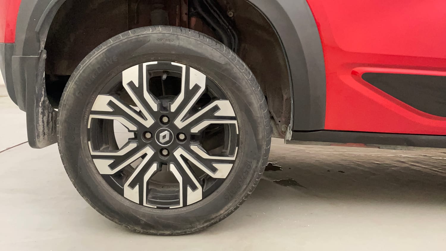 Used 2023 Renault Kiger RXT MT Petrol Manual tyres RIGHT REAR TYRE RIM VIEW