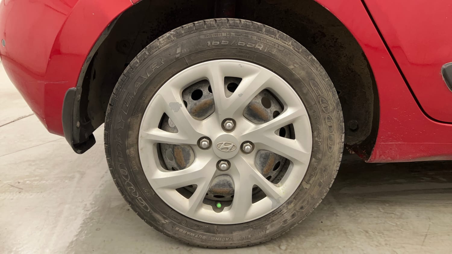 Used 2017 Hyundai Grand i10 Sportz (O) 1.2 Kappa VTVT Petrol Manual tyres RIGHT REAR TYRE RIM VIEW
