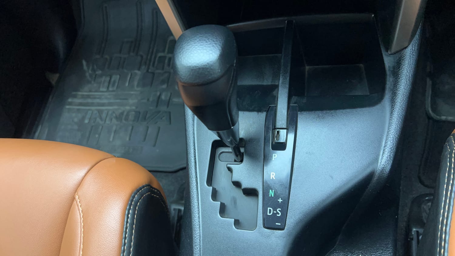 Used 2022 Toyota Innova Crysta GX 2.7 AT 7 STR Petrol Automatic interior GEAR  KNOB VIEW
