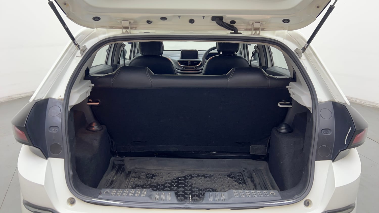 Used 2020 Tata Altroz XT Petrol Petrol Manual interior DICKY INSIDE VIEW