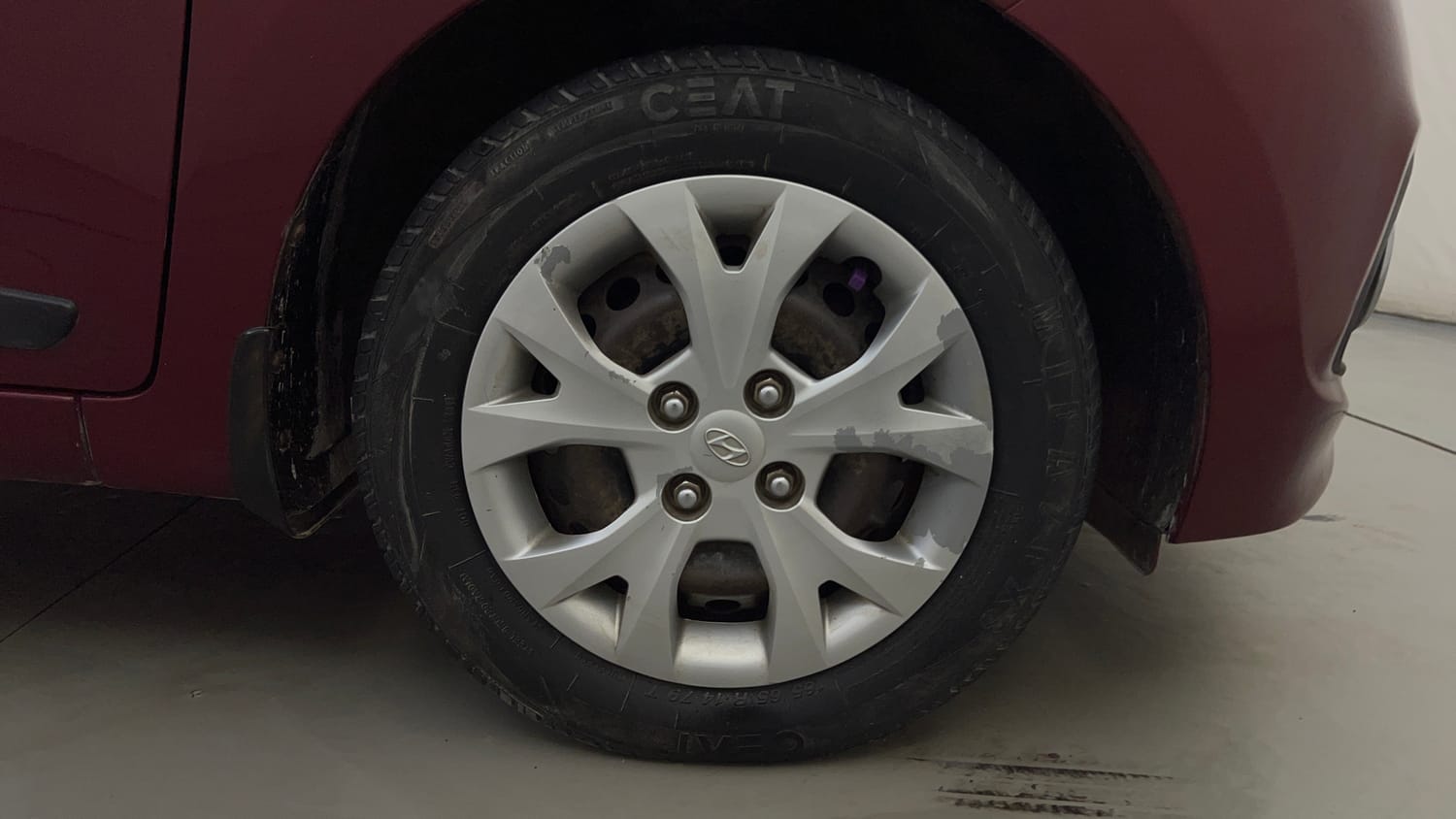 Used 2016 Hyundai Grand i10 Sportz 1.2 Kappa VTVT Petrol Manual tyres RIGHT FRONT TYRE RIM VIEW