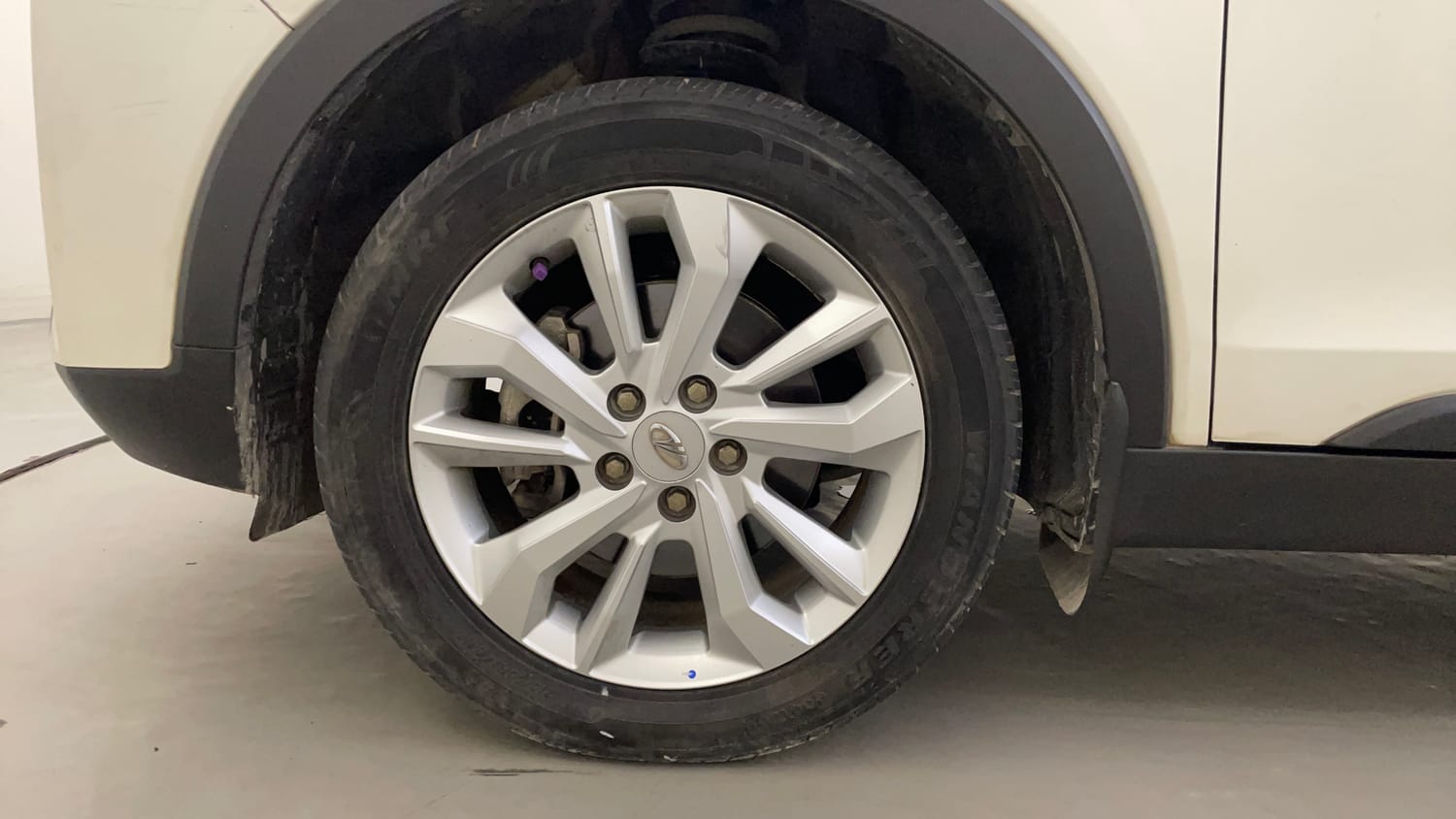 Used 2021 Mahindra XUV 300 W8 1.2 Petrol Petrol Manual tyres LEFT FRONT TYRE RIM VIEW