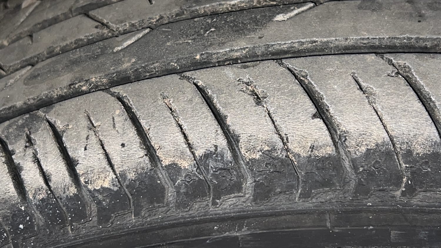 Used 2023 Nissan Magnite XV Petrol Manual tyres RIGHT FRONT TYRE TREAD VIEW