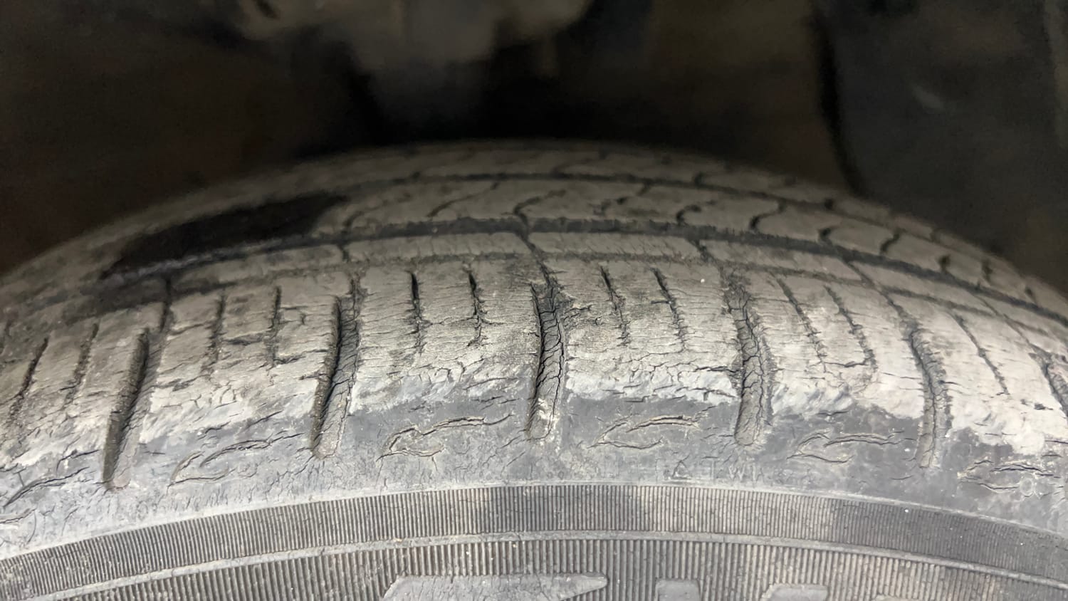 Used 2021 Hyundai Grand i10 Nios Sportz AMT 1.2 Kappa VTVT Petrol Automatic tyres RIGHT FRONT TYRE TREAD VIEW