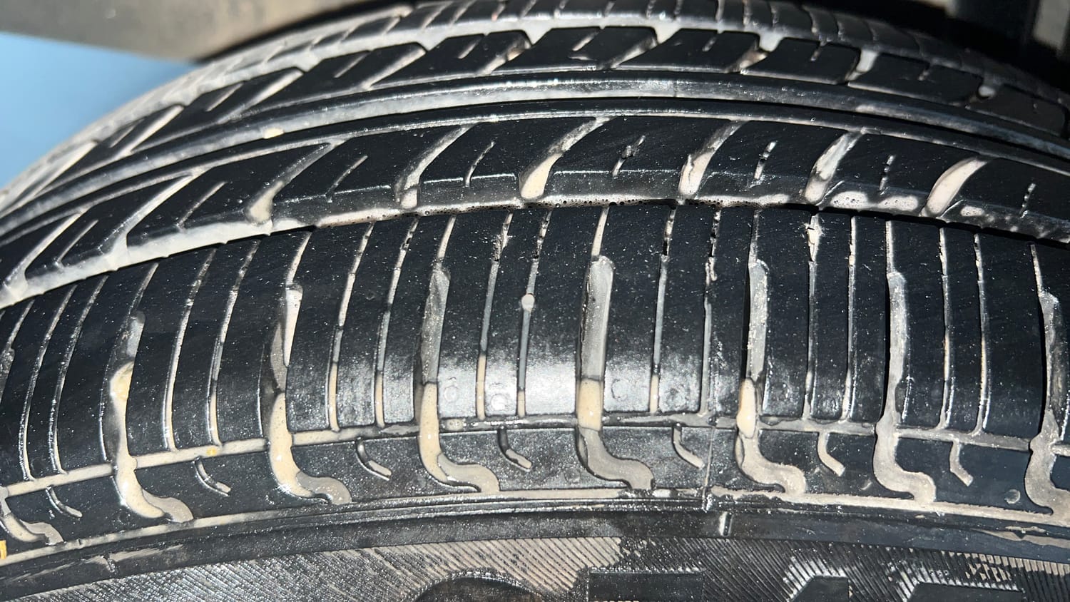 Used 2021 Renault Kwid RXT 1.0 AMT (O) Petrol Automatic tyres RIGHT REAR TYRE TREAD VIEW