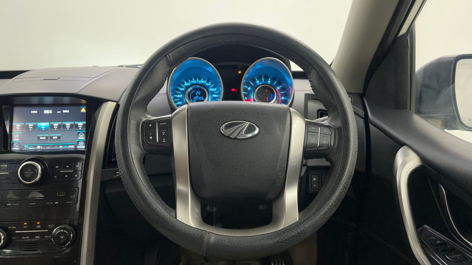 Used 2018 Mahindra XUV500 W11 Diesel Manual interior STEERING VIEW