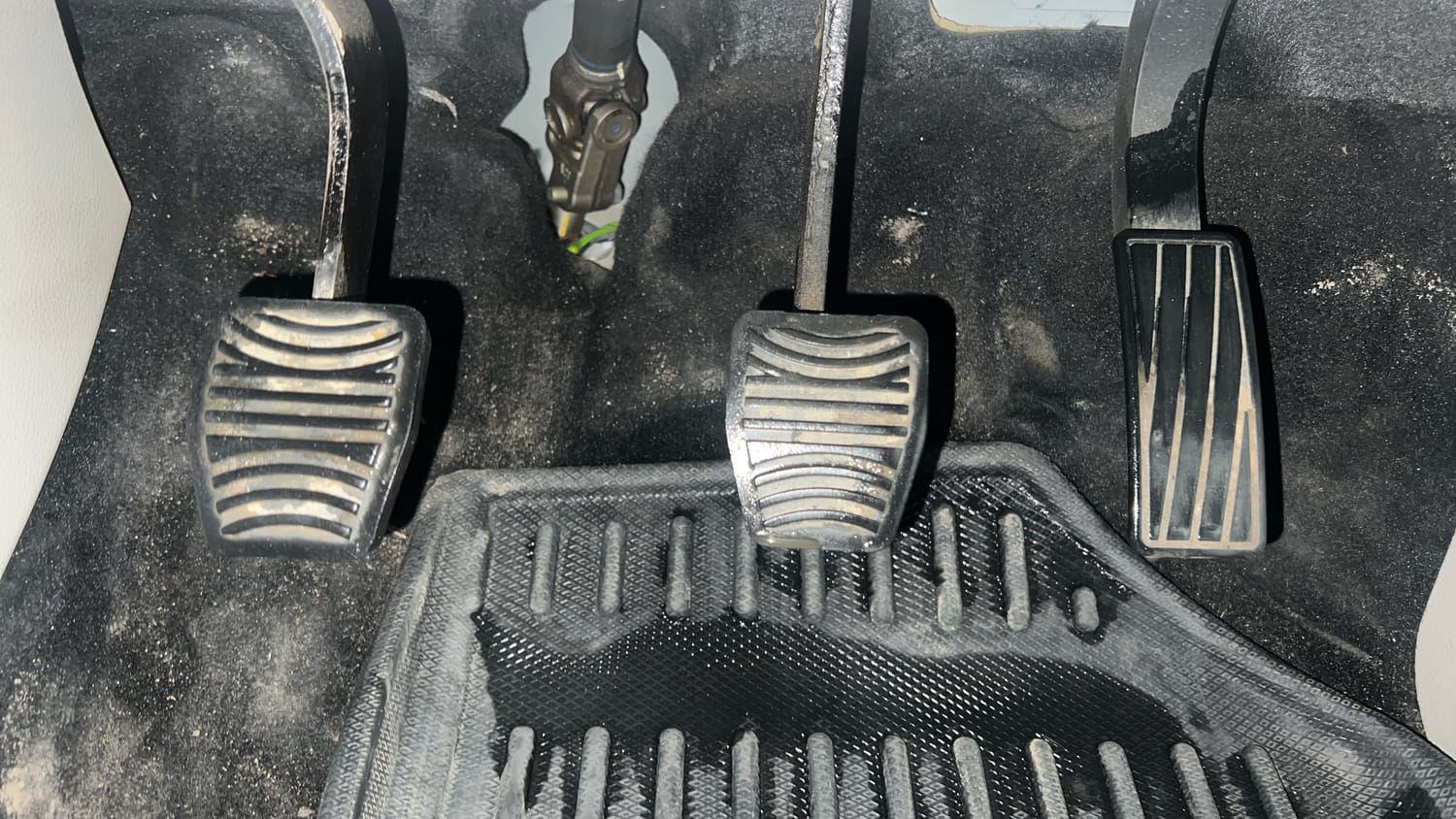 Used 2023 Mahindra XUV 300 W8 1.2 Petrol Petrol Manual interior PEDALS VIEW