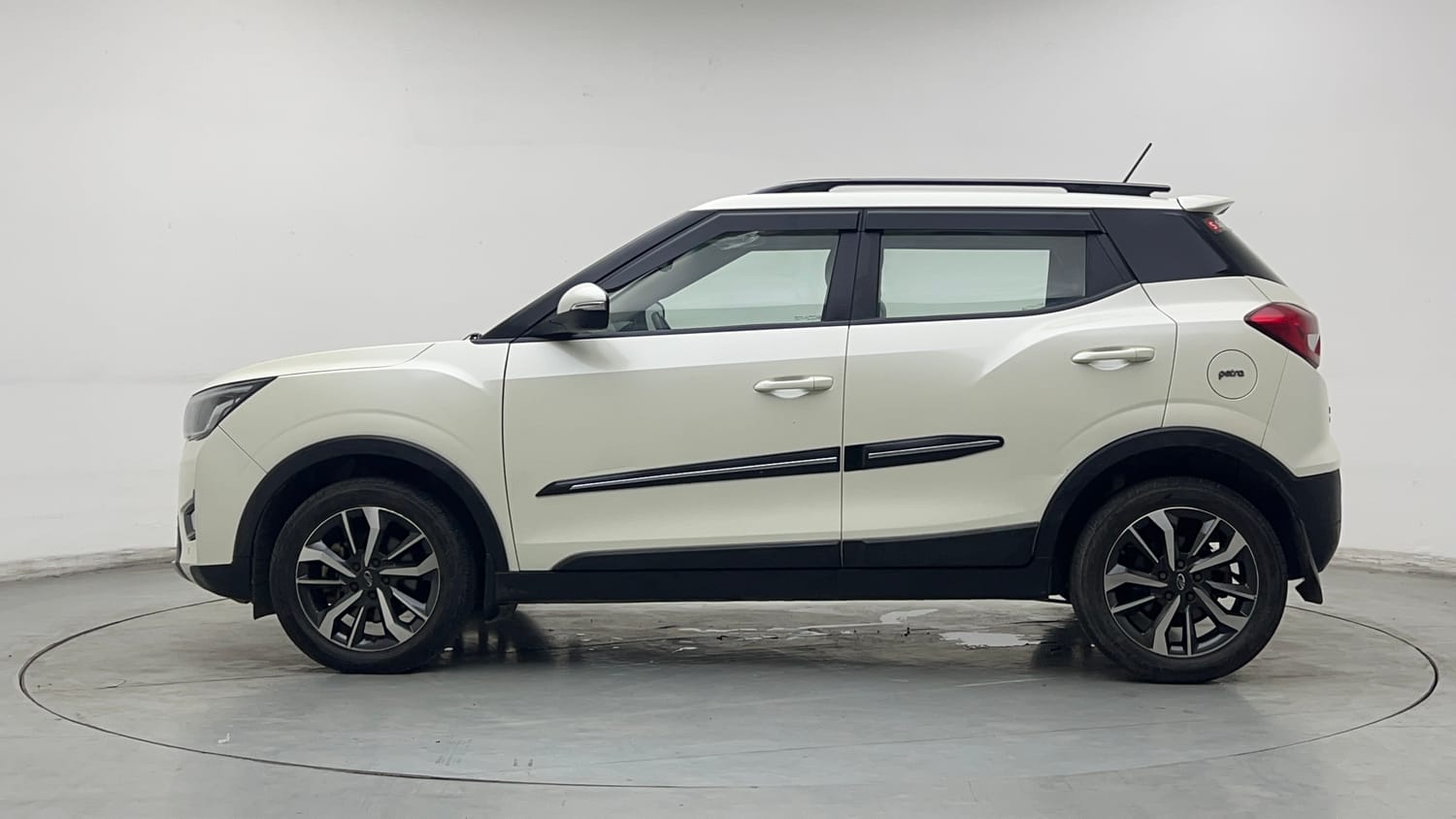 Used 2022 Mahindra XUV 300 W8 (O) 1.2 Petrol AMT Petrol Automatic exterior LEFT SIDE VIEW