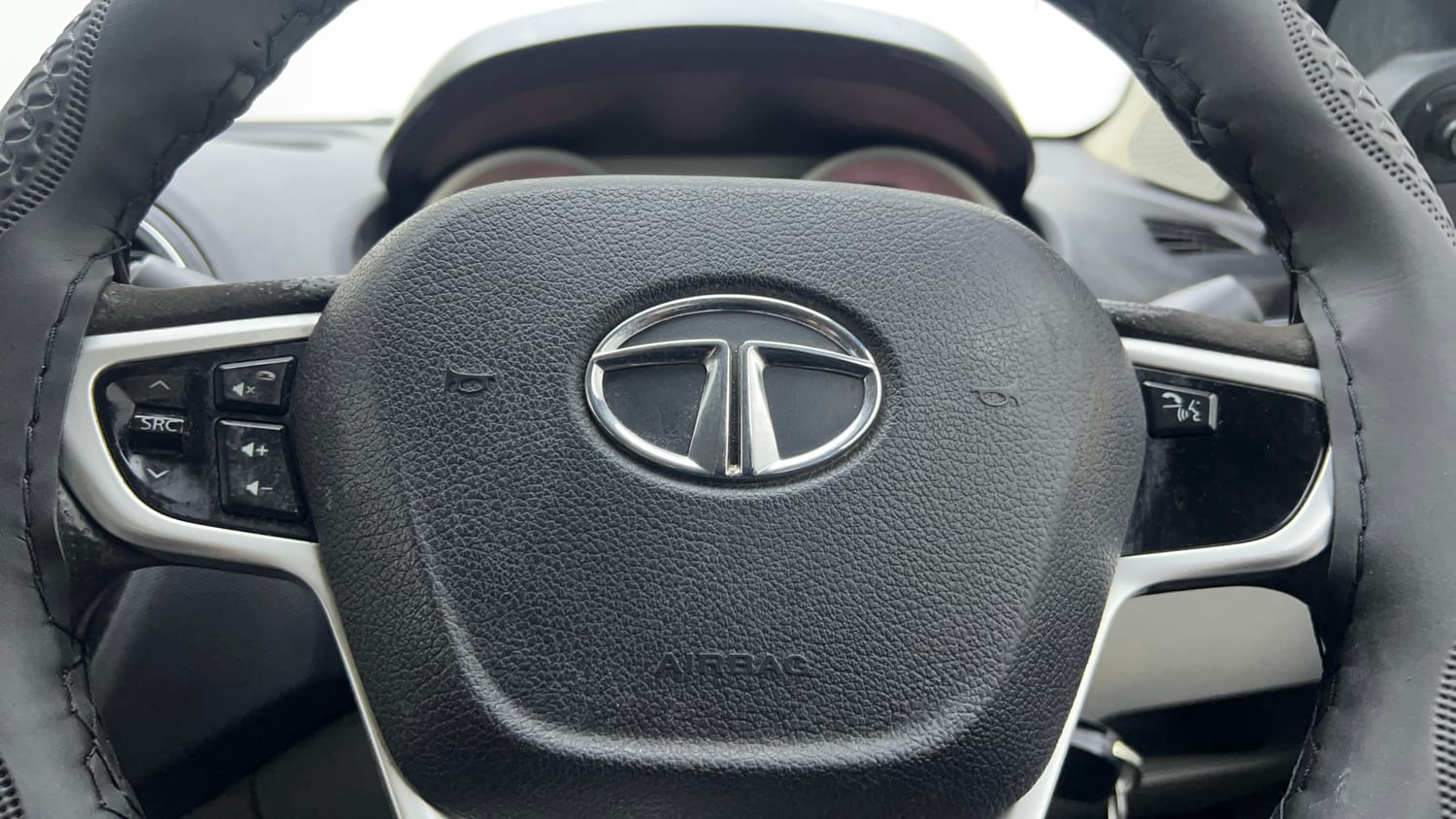 Used 2017 Tata Tiago Revotron XZ w/o Alloy Petrol Manual top_features Steering mounted controls