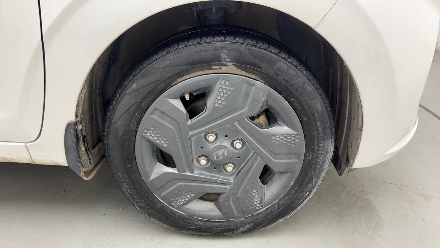 Used 2021 Hyundai Aura S 1.2 AMT Petrol Petrol Automatic tyres RIGHT FRONT TYRE RIM VIEW